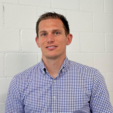 Ein lächelndes Portrait von Mario Sterk, ein Mitarbeiter der Brütsch-Elektronik-AG