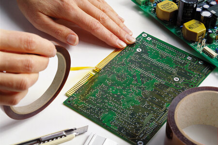 Abdecken von Goldkontakten auf einer Leiterplatte mit einem Polyimid-Klebeband