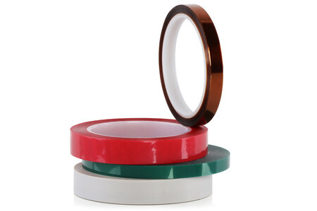 Vier unterschiedliche Elektroklebebänder als Rollenware mit verschiedenen Breiten.