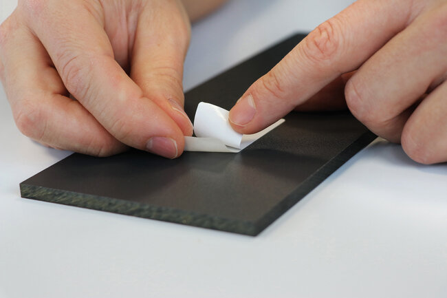 Die Lagen der zweilagigen Etikette werden demonstriert.