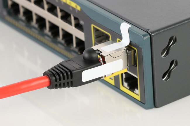 Etikette aus speziellem PE hält ein Netzwerkkabel in einer Anschlussbuchse