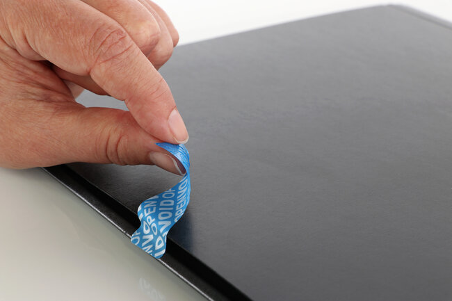 Eine mit einer blauen VOID-Etikette verschlossene Aktenmappe 