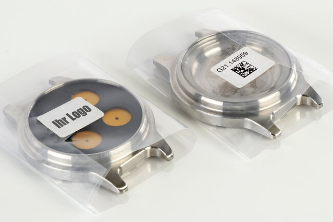 Zwei Varianten von Etiketten, eine mit Firmenlogo, eine mit QR-Code.