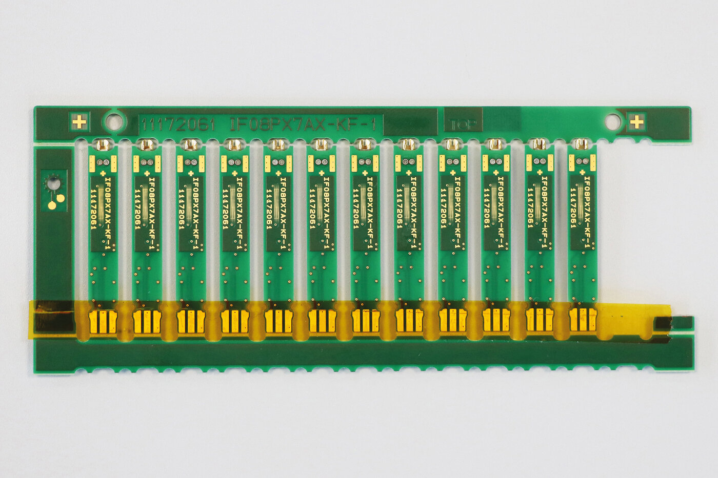 Goldkon­takte auf einer Leiterplatte mit Polyimid-Klebeband abgedeckt 