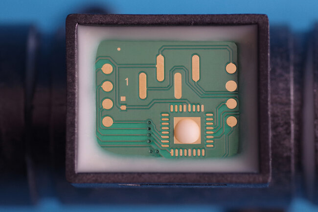 Un mini-circuit imprimé a été encapsulé et étanchéifié avec de la colle structurelle.