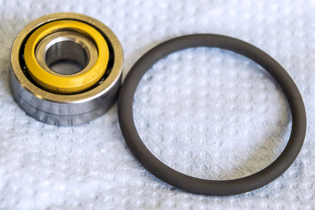 Verschiedene Gummidichtungen werden mit Panacol-Klebstoff eingeklebt.