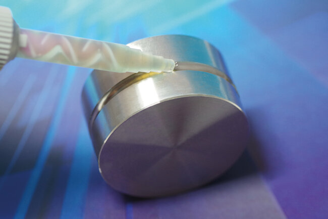 Penloc-Flüssigklebstoff verklebt zwei runde Metallscheiben. 