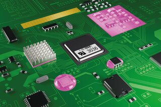 Eine grüne Leiterplatte, auf der eine Etikette mit Strichcode klebt. 