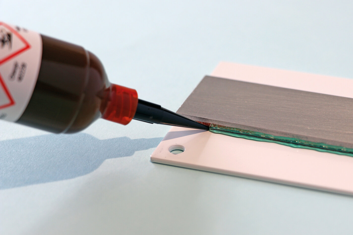 Zwei Platten werden mit Vitralit-Mask-Klebstoff für die Weiterbearbeitung temporär miteinander fixiert.