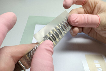 Uhrenarmband mit einem Formstanzteil zum Schutz während des Satinierens.