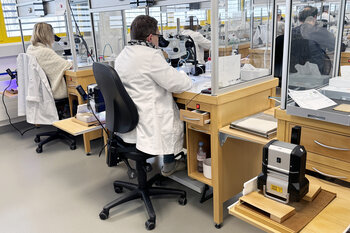 Produktion von bemalten Ziffernblättern mit UV-Technologie