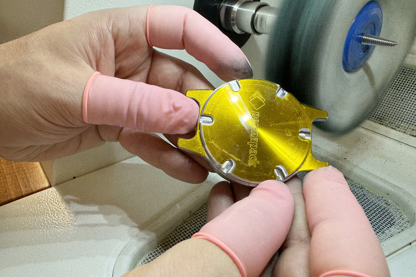 Polieren eines Uhrengehäuses mit Formstanzteil 