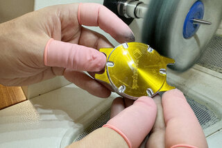 Polieren eines Uhrengehäuses mit Formstanzteil 