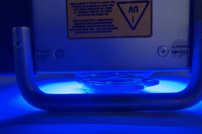 Blaues UV-Licht beim Aushärten von UV-Klebstoff