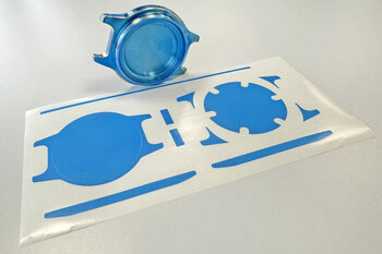 Formstanzteile für Uhrengehäuse aus blauer Schutzfolie