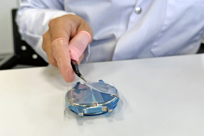 Statische Schutzfolie umwickelt ein Uhrengehäuse zum Schutz während des Transports