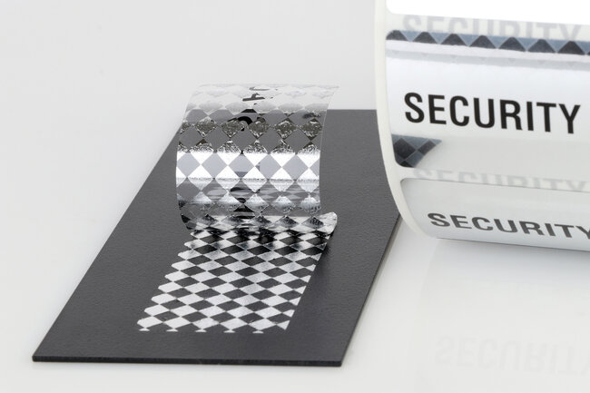 Beim Ablösen einer Sicherheits- bzw. Void-Etikette (Transfer-Variante) wird ein Rauten-Muster sichtbar. 