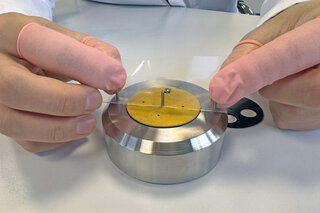 Abziehen des Trägermaterials vom hauchdünnen Klebeband-Formstanzteil 