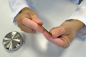 Zwei per ultradünnem Klebeband verklebte Ebenen eines Ziffernblatts in der Seitenansicht