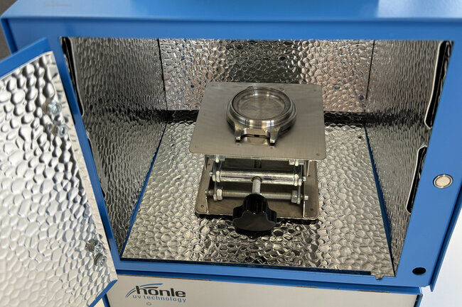 Uhrengehäuse in einer UV-Kammer