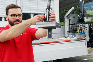 Mann befestigt Halterung mit zwei Metallplatten für Härtest von Verklebung von Montageklebeband.