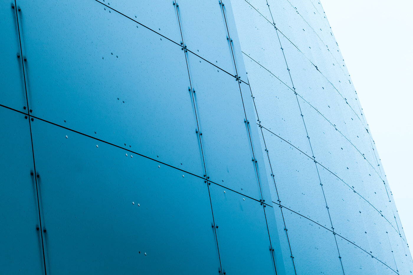 Gebäude-Fassade mit verschraubter Verkleidung