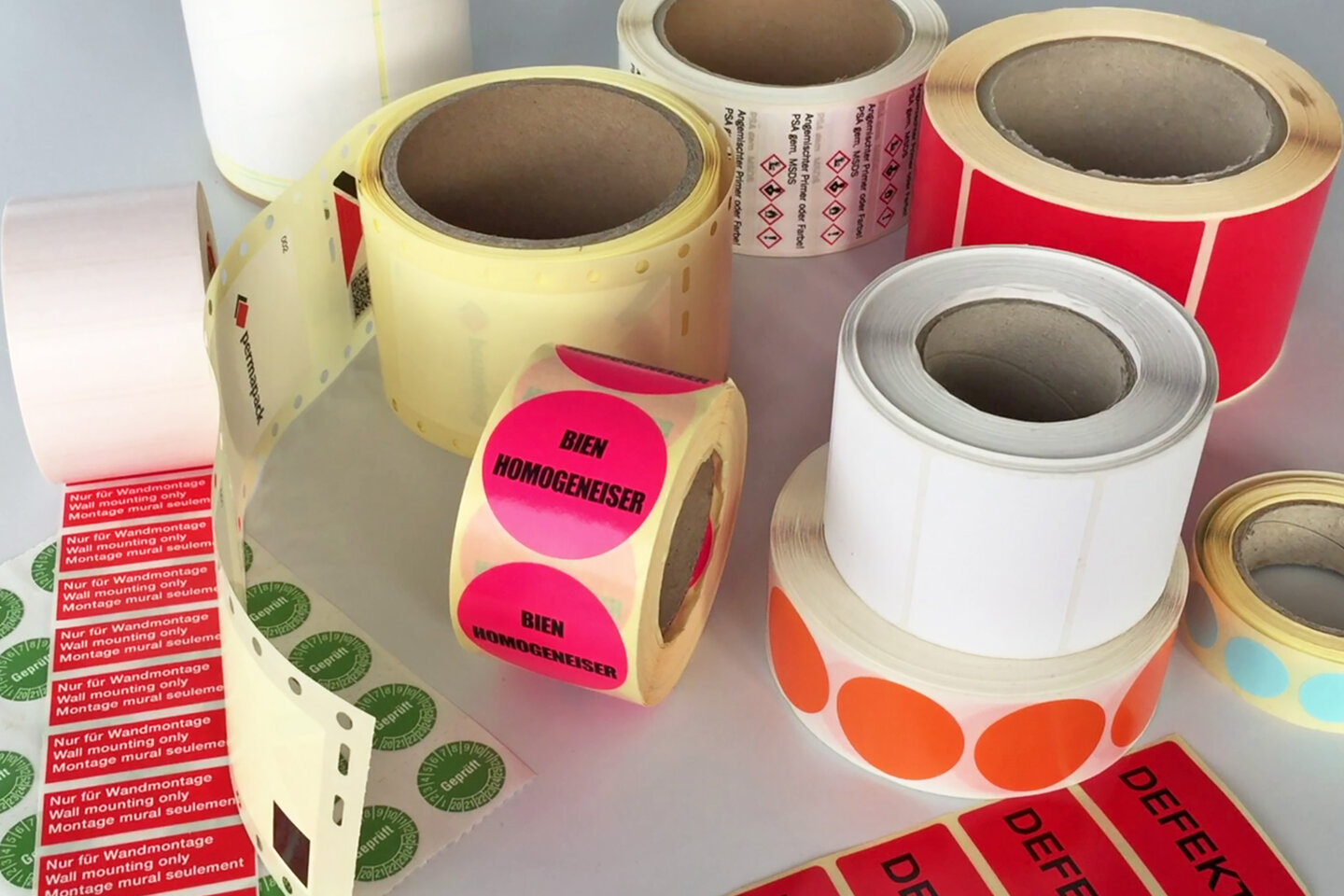Diverse Rollen mit bedruckten und unbedruckten Etiketten.
