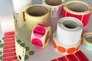 Diverse Rollen mit bedruckten und unbedruckten Etiketten.