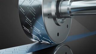 Prägewalze aus Metall auf Klebeband. 