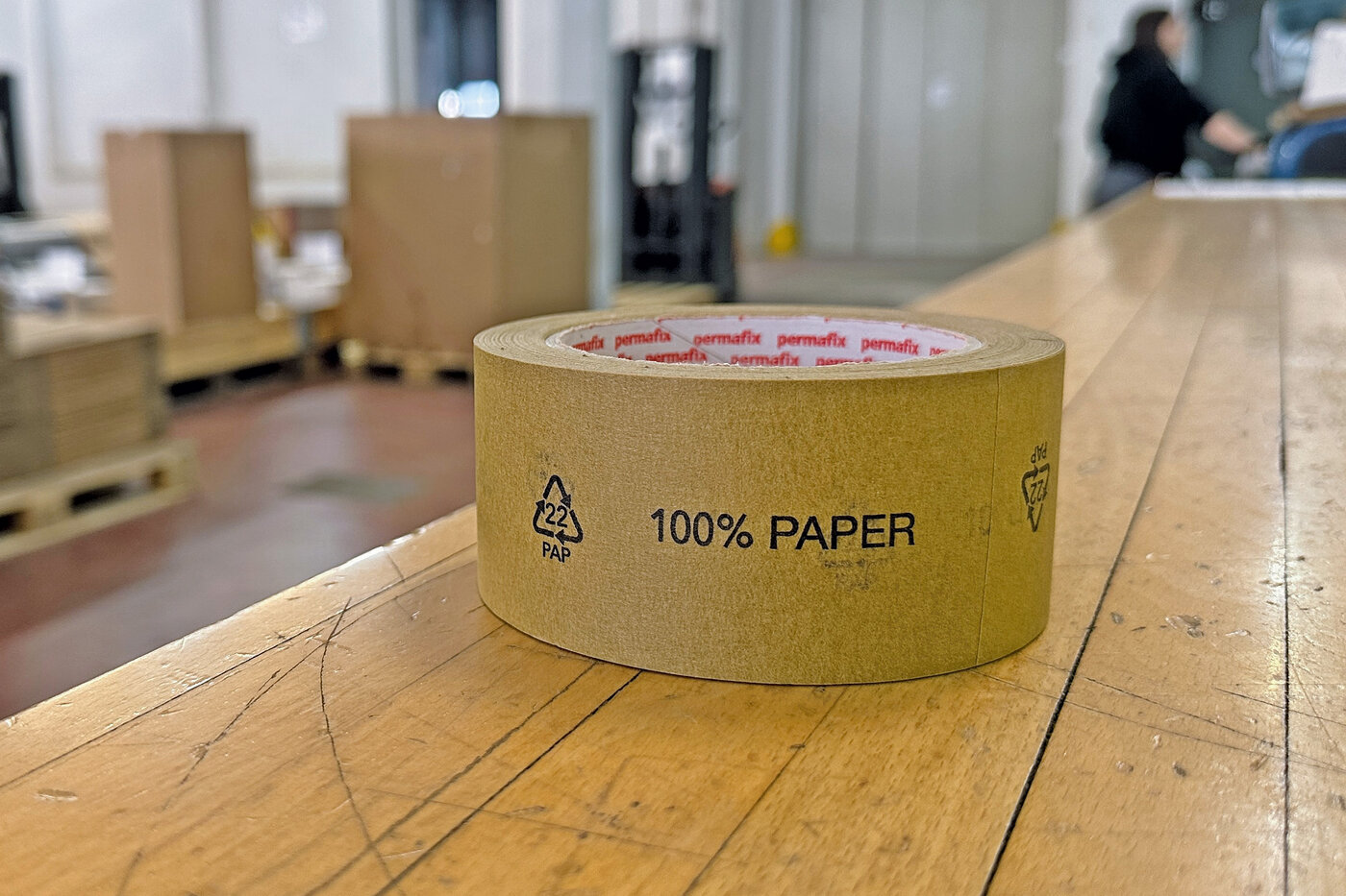 Paketband aus Papier auf der Arbeitsfläche in der Logistik-Abteilung