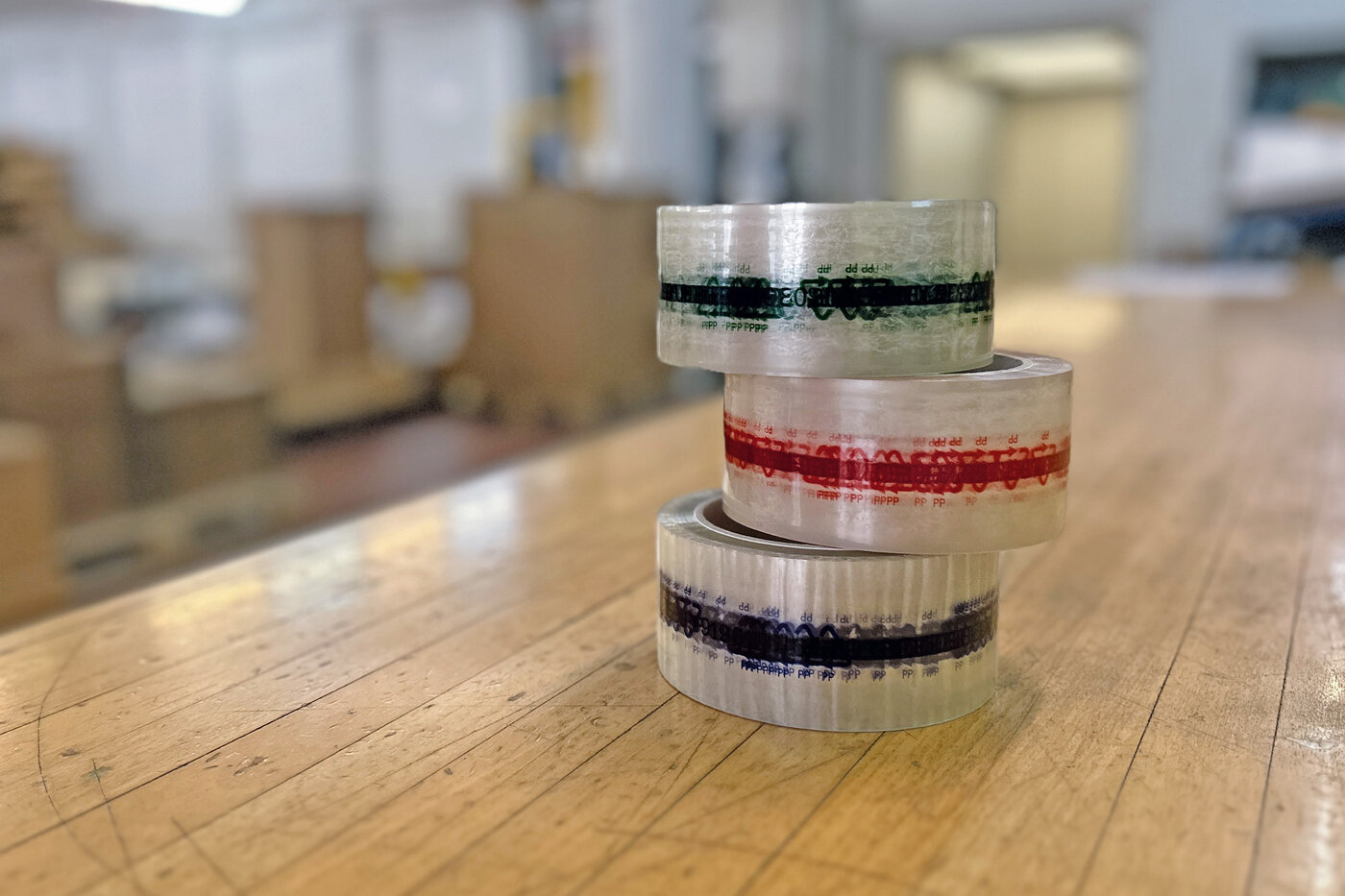Drei Packbänder aus PP auf einem Arbeitstisch