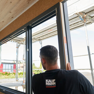 Mann beim Fenster einbauen