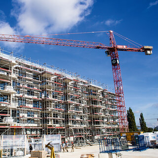Neubau mit Gerüst und Baukran