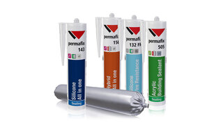 Vier Kartuschen Silikondichtmasse und ein Beutel Universaldichtmasse drapiert vor weissem Hintergrund