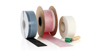 Drei Dichtungsbänder und ein Anpressroller drapiert vor weissem Hintergrund