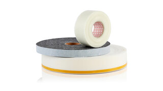 PE-Trennstreifen einseitig mit Klebestreifen, Isolierfilz und Fugenrissband aufeinandergestapelt