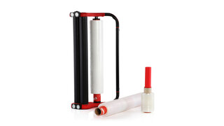 Handstretchfolie mit Abroller und drei verschiedene Verpackungsklebebänder bedruckt und unbedruckt drapiert vor weissem Hintergrund