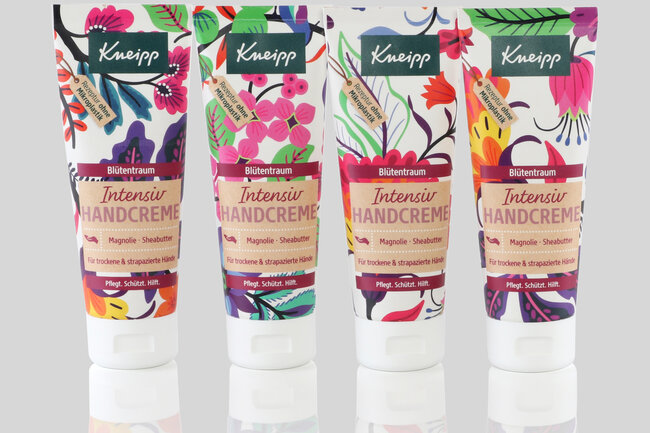 Vier vielfarbig bedruckte Papier-Tuben mit Handcrème der Marke Kneipp.