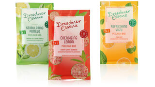 Gruppe aus drei Sachets mit Körperpflegeprodukten der Marke Dresdner Essenz mit unterschiedlichen Druckmotiven.