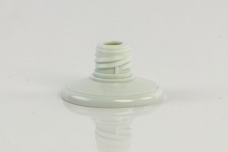 Weisse Tubenschulter geschraubt, Ausführung Fraktal. 