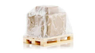 Palette mit Kartons verpackt unter einer Schrumpfhaube