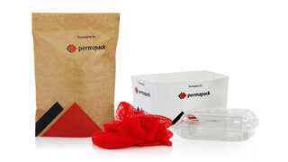 Ein Ensemble von einem Stehbeutel, einem Verpackungsnetz, einer Karton- und einer Kunststoff-Schale.