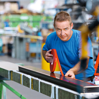 Mann verklebt VST-Montage-Klebeband.