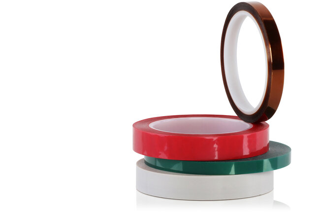 Verschiedene Klebebandrollen liegen aufeinander.