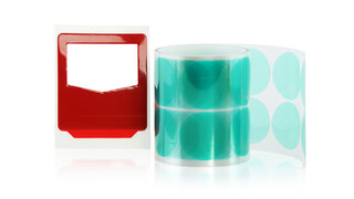 Zwei Formstanzteile in Rot und grüntransparent. 