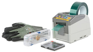 Ein Paar Arbeitshandschuhe, eine Sticky- und eine Membranbox und ein automatischer Dispenser für Stanzteil-Rollen