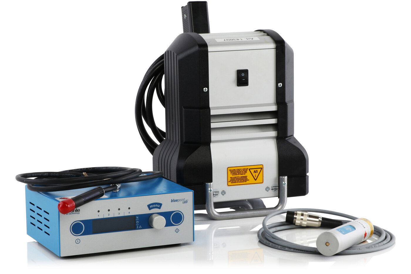 Ein UV-Punktstrahler und ein hochintensiver UV-LED-Handstrahler.