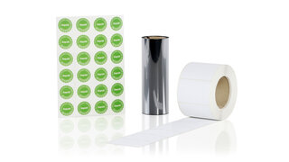 Ein Bogen mit grünen Etiketten, eine Rolle Thermotransferband und eine Rolle weisse Etiketten. 