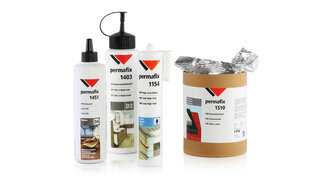 Vier Produkte von Bauklebstoffen.