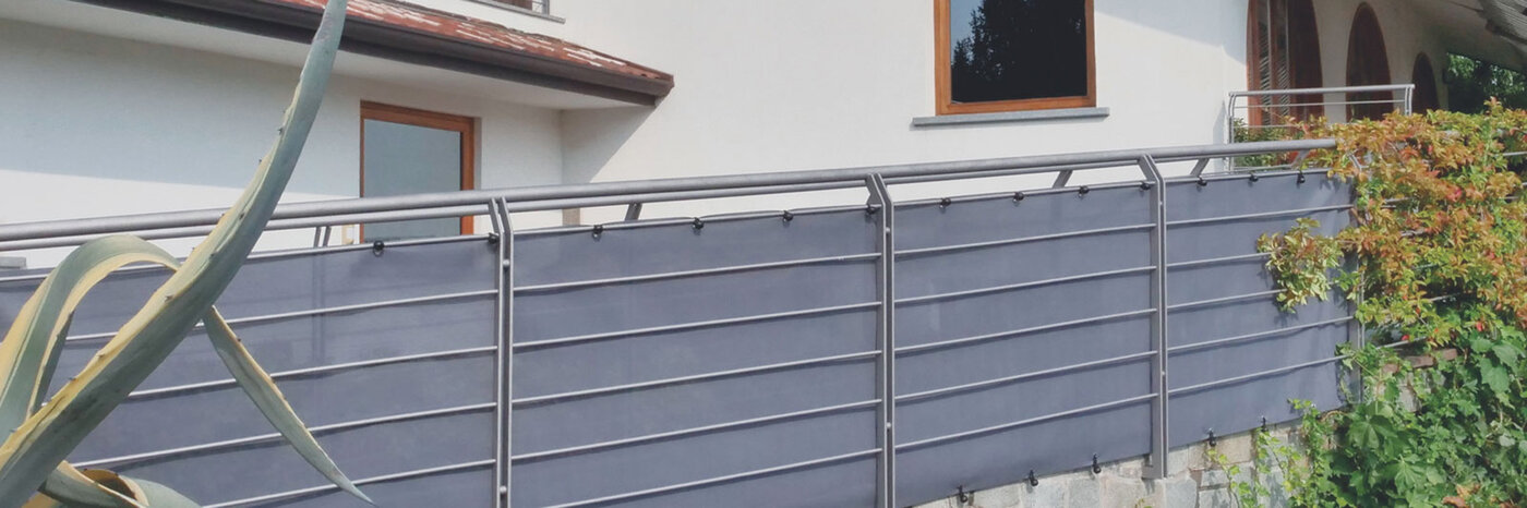 Grauer Balkonsichtschutz der Marke Tenax